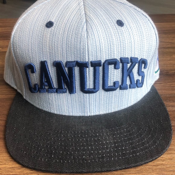 Mitchell & Ness Vancouver Canucks SnapBack - Picture 1 of 3